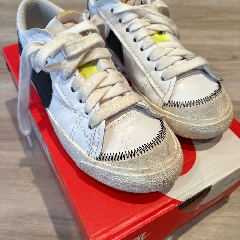 Nike White and Black low blazers with stitches